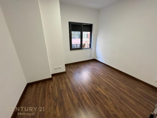 MYSLYM SHYR, APARTAMENT 2+1 PER SHITJE!