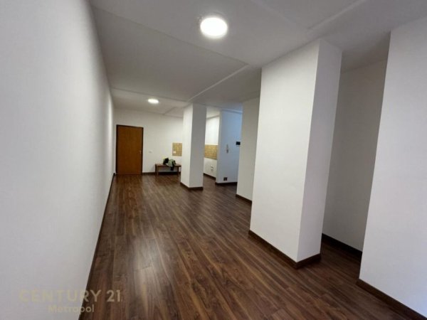 MYSLYM SHYR, APARTAMENT 2+1 PER SHITJE!