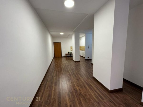 MYSLYM SHYR, APARTAMENT 2+1 PER SHITJE!