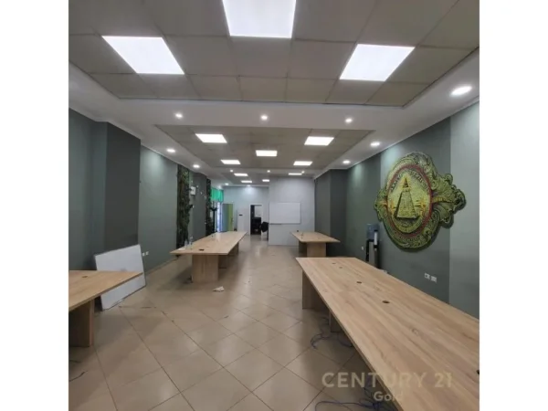 AMBIENT KOMERCIAL PER QIRA TE BULEVARDI ZOGU I PARE PRANE MINISTRISE SE DREJTESISE!