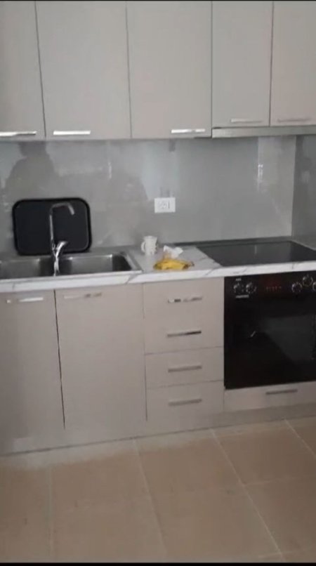 Jepet me qera Apartamenti 1+1 400€ , ne fund te Bulevardit te Ri ( Stacioni i Trenit)