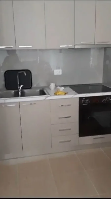 Jepet me qera Apartamenti 1+1 400€ , ne fund te Bulevardit te Ri ( Stacioni i Trenit)