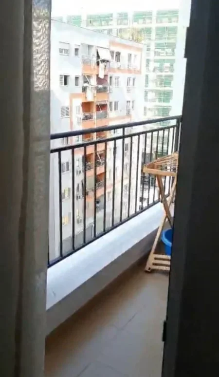 Jepet me qera Apartamenti 1+1 400€ , ne fund te Bulevardit te Ri ( Stacioni i Trenit)