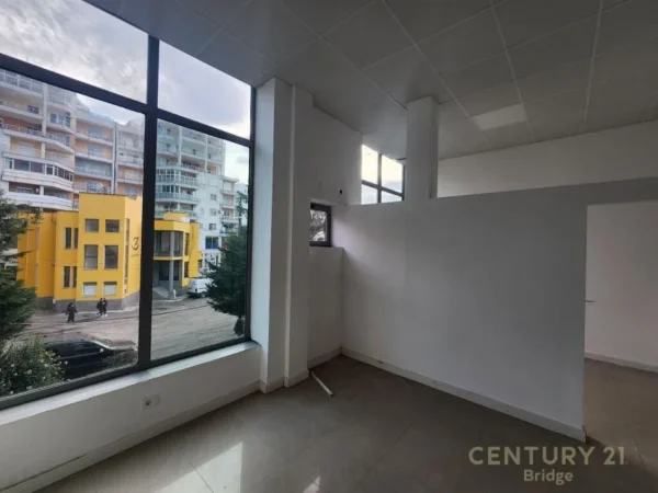 SHITET AMBIENT KOMERCIAL QENDER 'LAC '