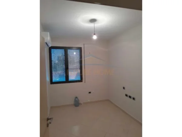 Qera, Ambient per Zyra, në Sheshi Willson, Tiranë. AREA39393