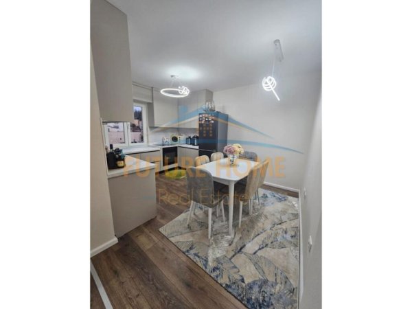 Shitet, Apartament 2+1,Tregu Elektrik, Tiranë.
128,000 €