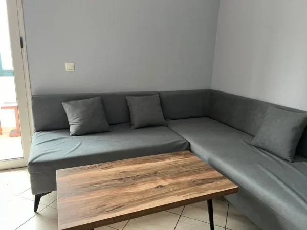 Jepet me qera Apartamenti 1+1 370 euro , Don Bosko prane Alb Market.