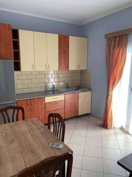 Jepet me qera Apartamenti 1+1 370 euro , Don Bosko prane Alb Market.