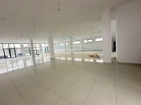 Qera, Godinë Biznesi 3-Katëshe, Domje.UNA39402