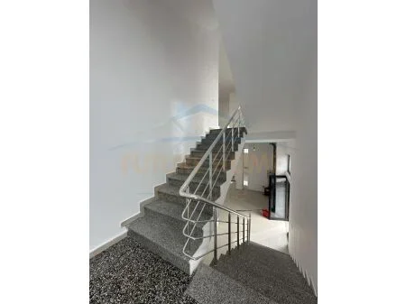 Qera, Godinë Biznesi 3-Katëshe, Domje.UNA39402