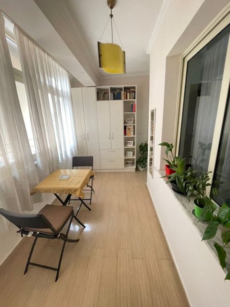 Shitet apartament 2+1 Prane Qendres, Tirane