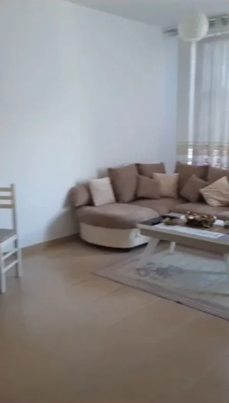 Jepet me qera apartament 1+1 ,Bulevardi i ri , Rruga Petrela 400 euro