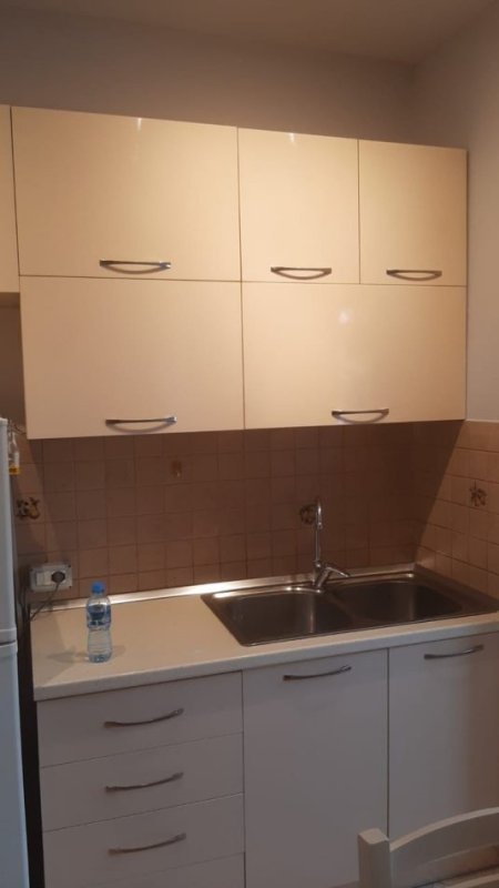 Jepet me qera Apartamenti 2+1 600 mije leke, Bulevardi Bajram Curri prane Shkolles Besnik Sykja.