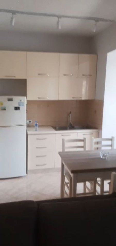 Jepet me qera Apartamenti 2+1 600 mije leke, Bulevardi Bajram Curri prane Shkolles Besnik Sykja.