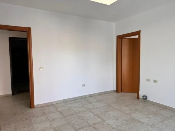 Qera- Zyra ne Bllok 3+2+3