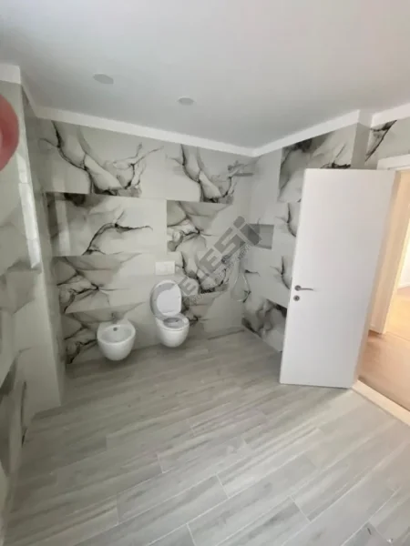 JEPET ME QERA ZYRE 2+1 115M2 1000 EURO QENDER