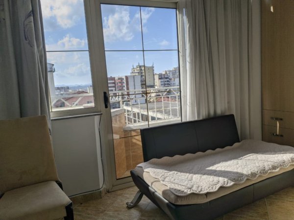 Jepet me qera apartament 2+1  Qender , ne hyrje te rruges se kavajes , te abi bank 650euro