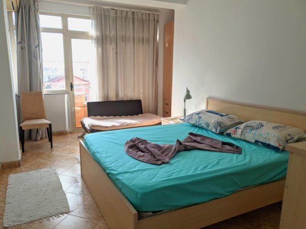 Jepet me qera apartament 2+1  Qender , ne hyrje te rruges se kavajes , te abi bank 650euro