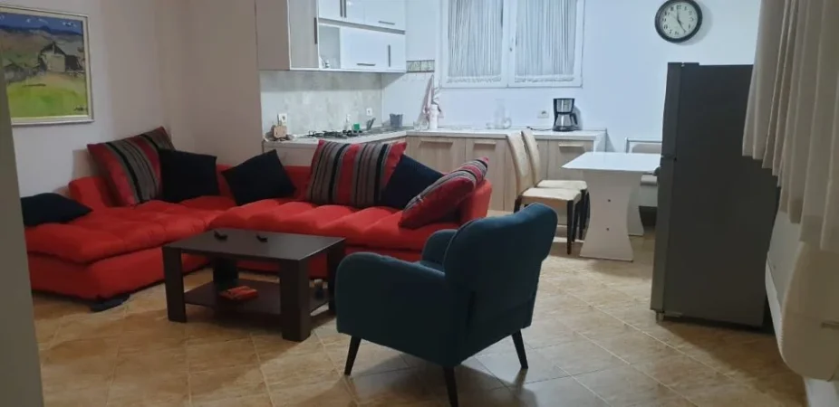 Jepet me qera apartament 2+1  Qender , ne hyrje te rruges se kavajes , te abi bank 650euro