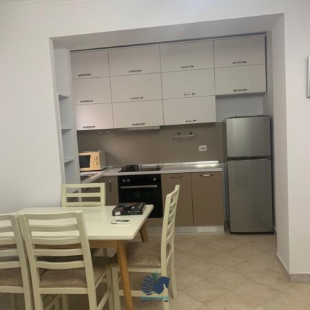 Jepet Me Qera Apartament 3+1 Prane Rruges Fortuzi [ID PE033]