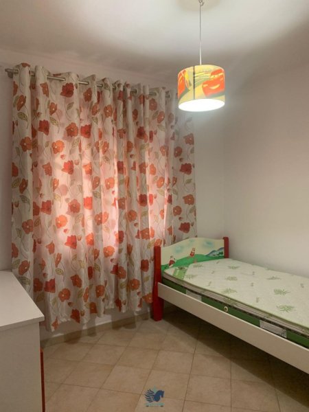 Jepet Me Qera Apartament 3+1 Prane Rruges Fortuzi [ID PE033]