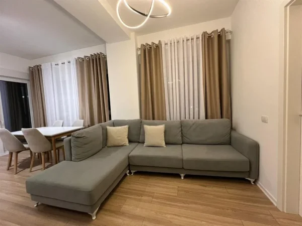 Ofrojme per qira apartament 3+1+2 ne 21 Dhjetori