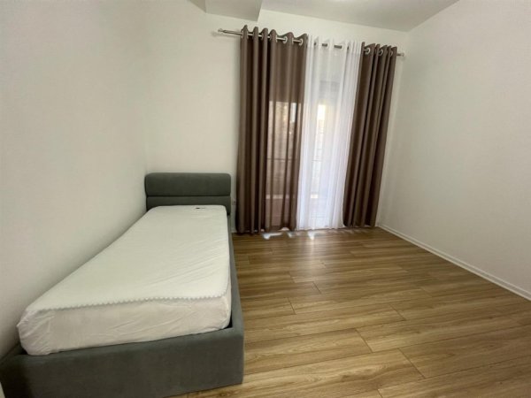 Ofrojme per qira apartament 3+1+2 ne 21 Dhjetori