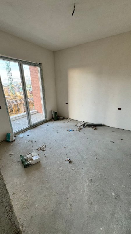 Shitet Apartament 3+1+2 Pallat i ri buzë rruge në Kamëz