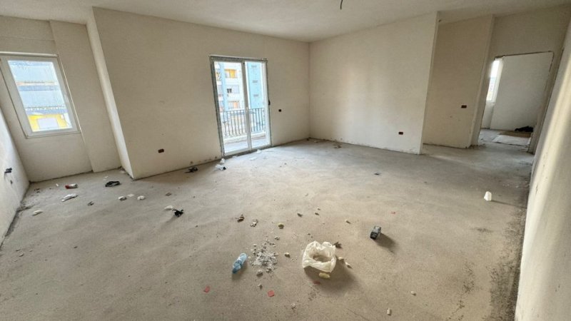 Shitet Apartament 3+1+2 Pallat i ri buzë rruge në Kamëz