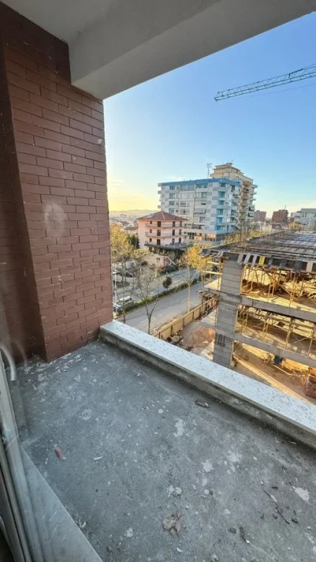 Shitet Apartament 3+1+2 Pallat i ri buzë rruge në Kamëz