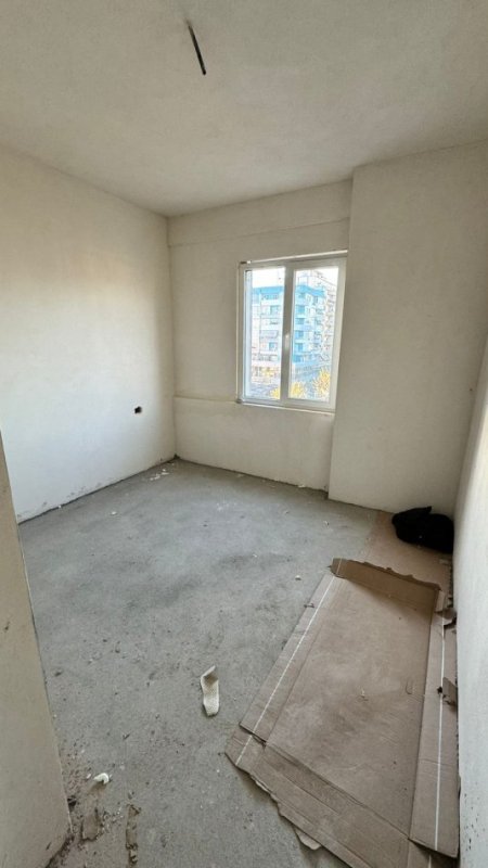 Shitet Apartament 3+1+2 Pallat i ri buzë rruge në Kamëz