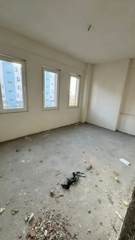 Shitet Apartament 3+1+2 Pallat i ri buzë rruge në Kamëz
