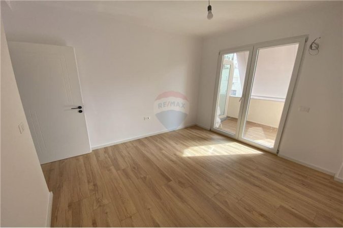 Apartament ne shitje1+1 tek 21 Dhjetori