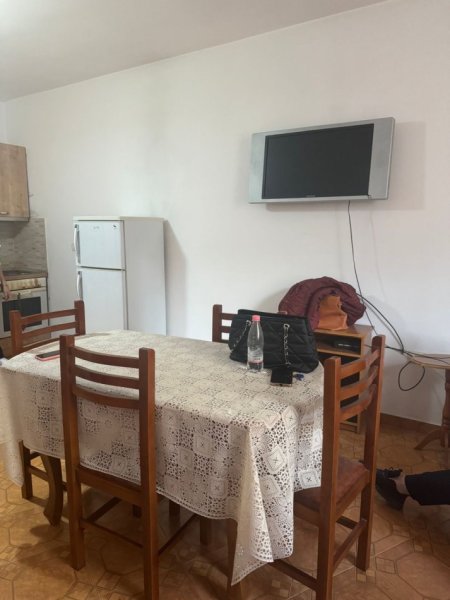 Jepet me qera Apartamenti 2+1 400€, Astir prane Bar Artistit.