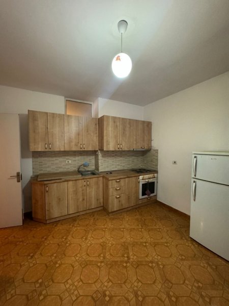 Jepet me qera Apartamenti 2+1 400€, Astir prane Bar Artistit.