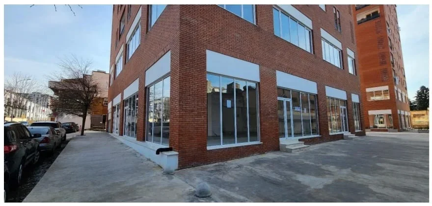 OKAZIONShitet dyqan me sipërfaqe 128.5 metra katrore dhe 2 garazhe poshtë dyshemesë së tij (përkatësisht me sipërfaqe 24.5 dhe 34.5 metra katrore).