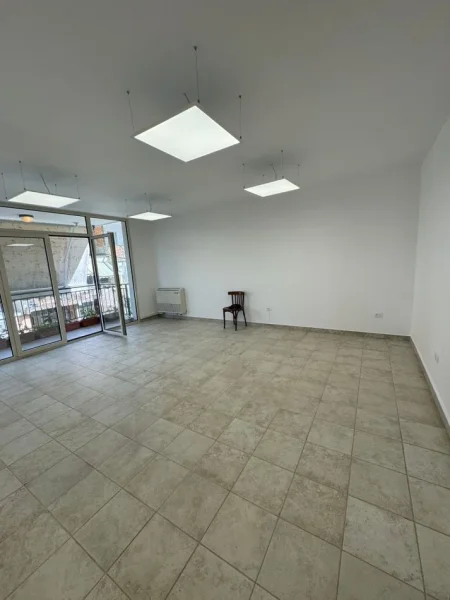 Jepet me qera Ambjent Biznesi 4+1+2 1500€ , Bllok prane Pizza Time.