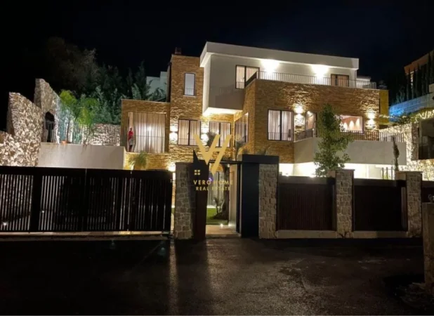 SHITEN DY VILA 2 KATSHE 400 M2 TE TEGU 2.600.000 EURO