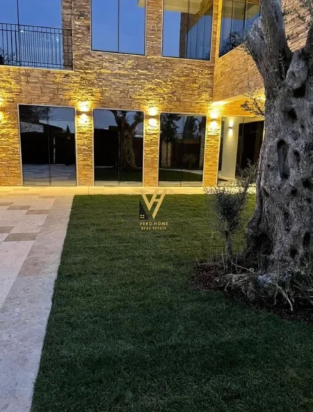 SHITEN DY VILA 2 KATSHE 400 M2 TE TEGU 2.600.000 EURO