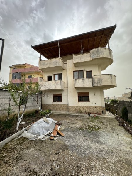 Shitet, Vilë 3 katëshe në Shkozë, Tiranë. AREA39444