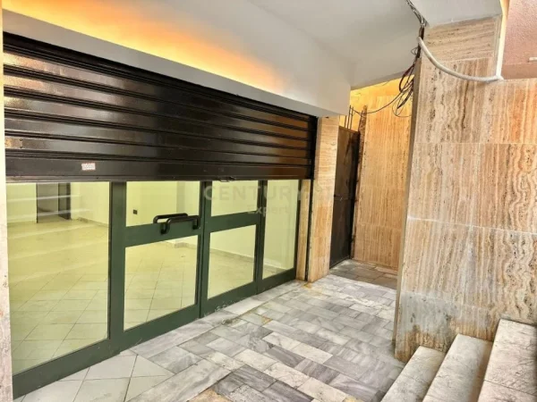 JAPIM ME QIRA AMBIENT KOMERCIAL TEK RRUGA E BOGDANËVE