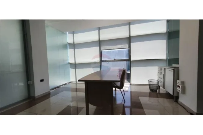 Zyrë në Përdorim - Me Qira - Brryli - Rruga Bardhyl, Shqipëri
JEPET ME QIRA GODINE MULTIFUNKSIONALE TEK RR. BARDHYL!