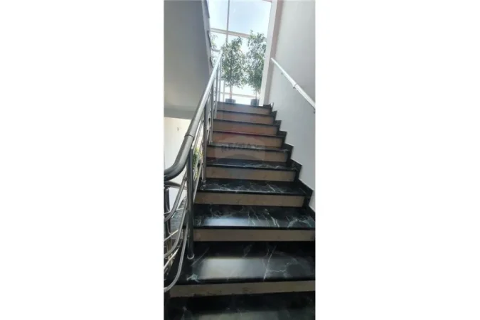 Zyrë në Përdorim - Me Qira - Brryli - Rruga Bardhyl, Shqipëri
JEPET ME QIRA GODINE MULTIFUNKSIONALE TEK RR. BARDHYL!