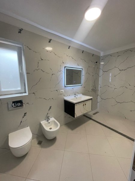 Pogradec, Shitet Apartament 2+1, Qender