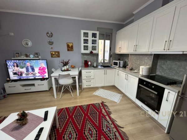 Jepet Apartament 2+1 me Qera prane Liqenit te Thate!