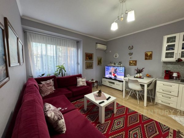 Jepet Apartament 2+1 me Qera prane Liqenit te Thate!