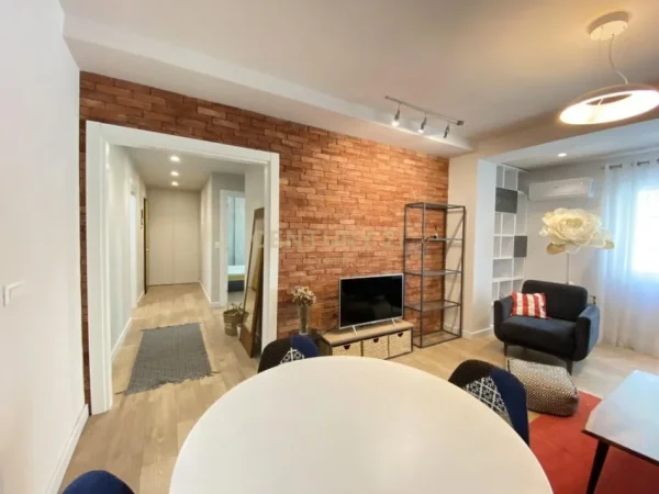 Apartament 2+1 me Qira prane Petro Ninit!