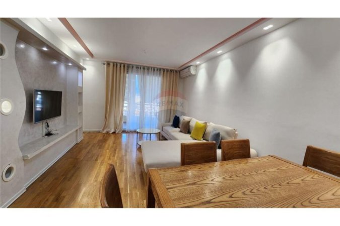 Apartament me qera tek Kristal Center