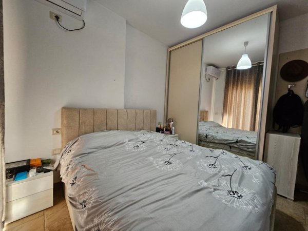 Jepet me qera Apartamenti 1+1 350 euro , Liqeni i thate Rruga Peti.