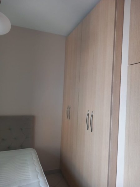 Jepet me qera Apartamenti 1+1  rruga e Kavajes prane Kompleksit Arlis , njesia 7 , 420 mije leke